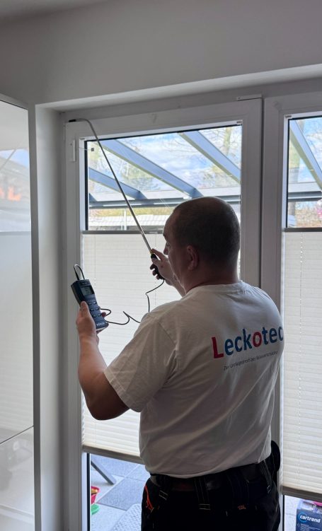 Leckortung nach Undichtigkeiten an der Gebäudehülle mit dem Thermoanemometer